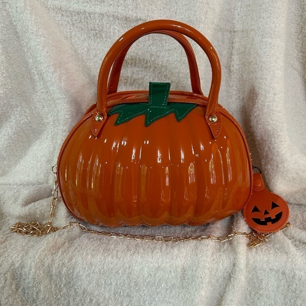 ORANGE VINYL PUMPKIN JACK-O-LANTERN CROSSBODY HALLOWEEN BAG W PUMPKIN BAG CHARM